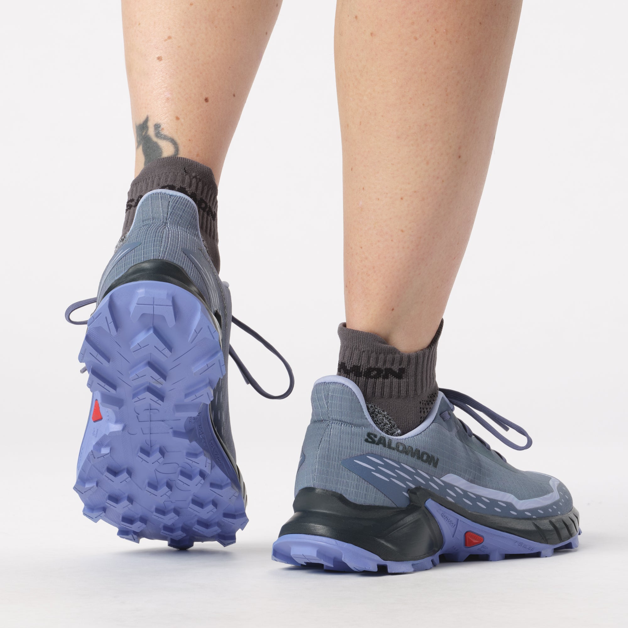 Salomon Sports ALPHACROSS 5 trail running footwear with rugged design and breathable mesh upper for outdoor adventures.