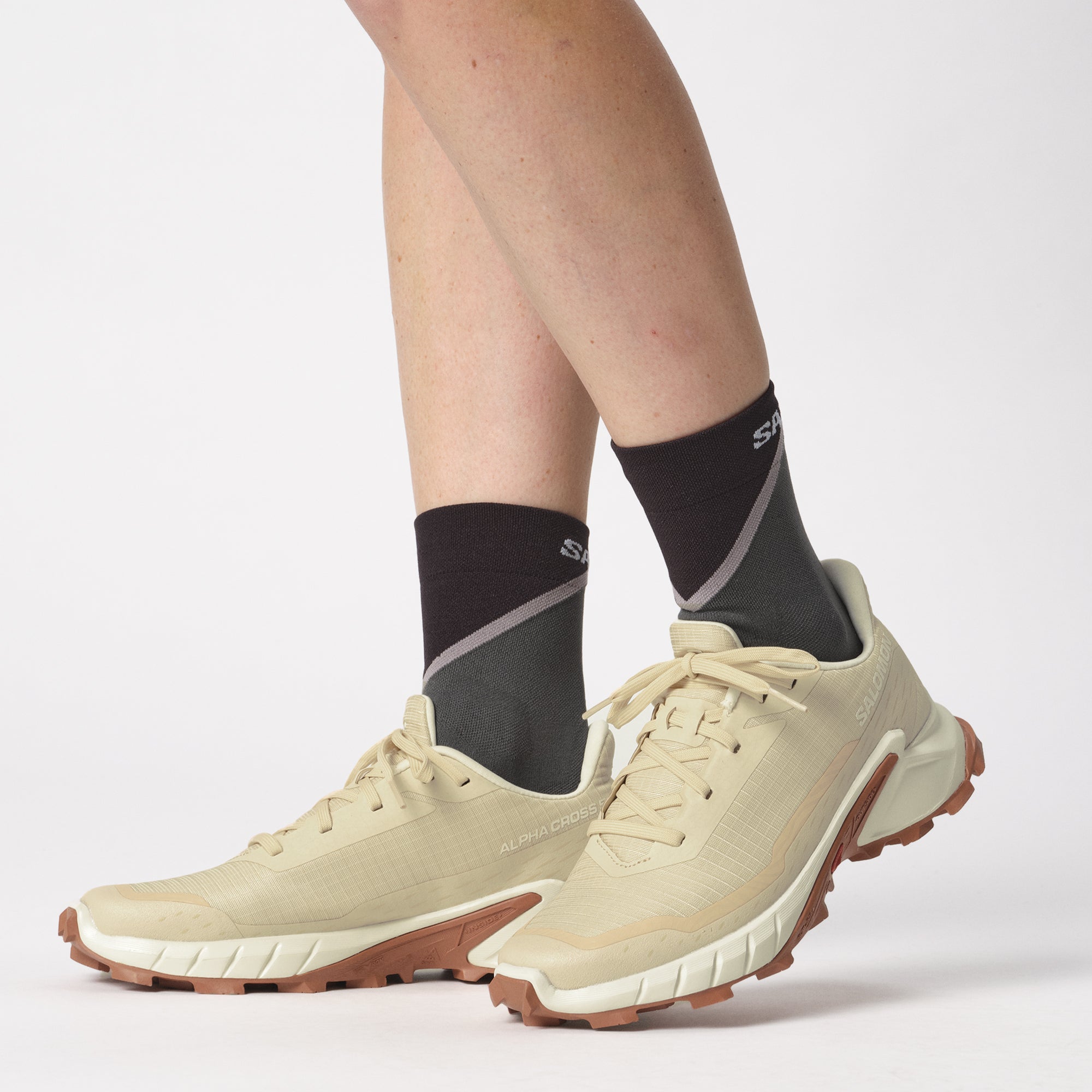 Salomon Sports ALPHACROSS 5 trail running footwear with rugged design and supportive grip, suitable for outdoor adventures.