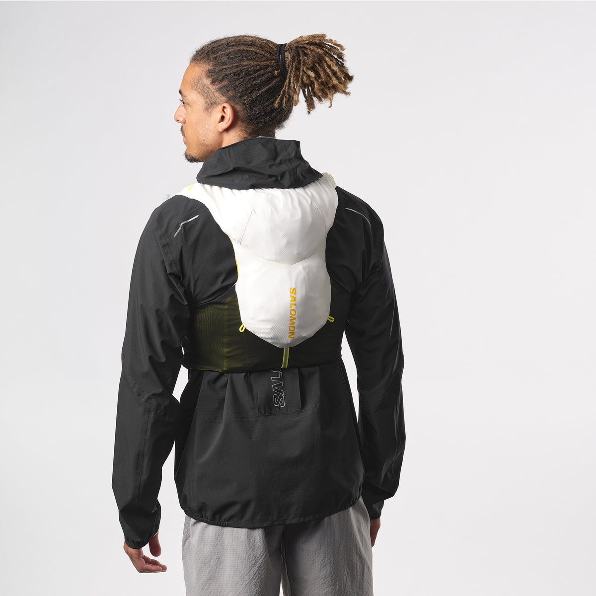 Salomon Sports ADV SKIN 5 accessories shown in the image, featuring functional design and multiple compartments for outdoor gear.