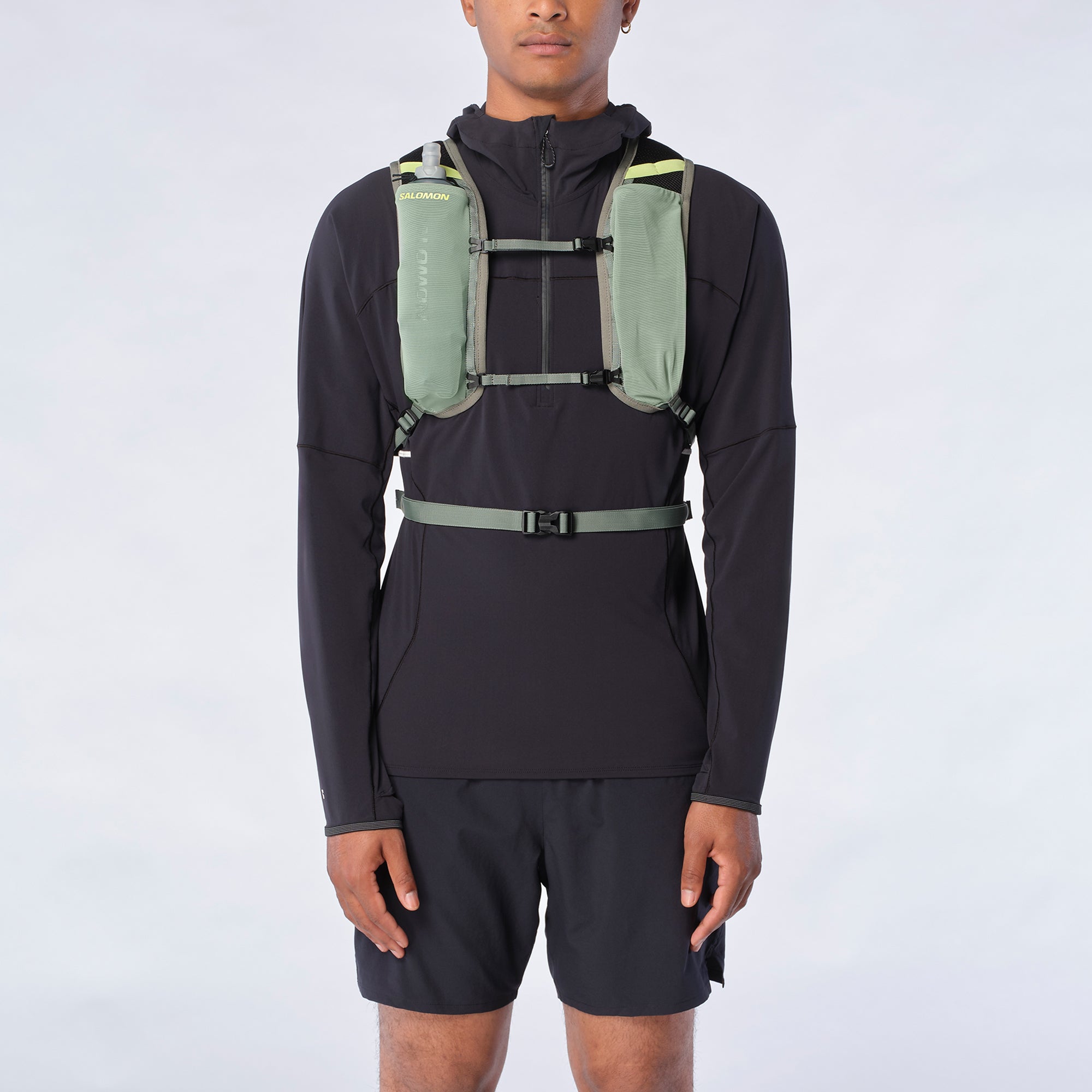 Salomon Sports CROSS 12 accessory in black with adjustable straps and logo, designed for outdoor activities and sports.