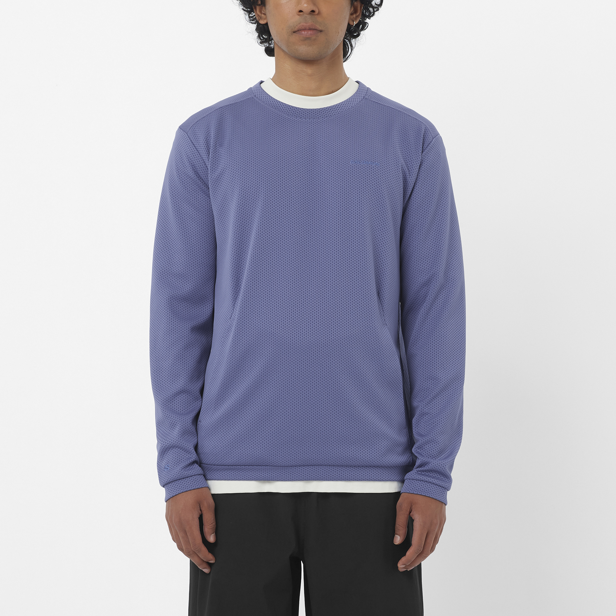 Salomon Sports Motomesh crewneck apparel in marlin color, featuring lightweight, breathable fabric ideal for hiking and outdoor activities.