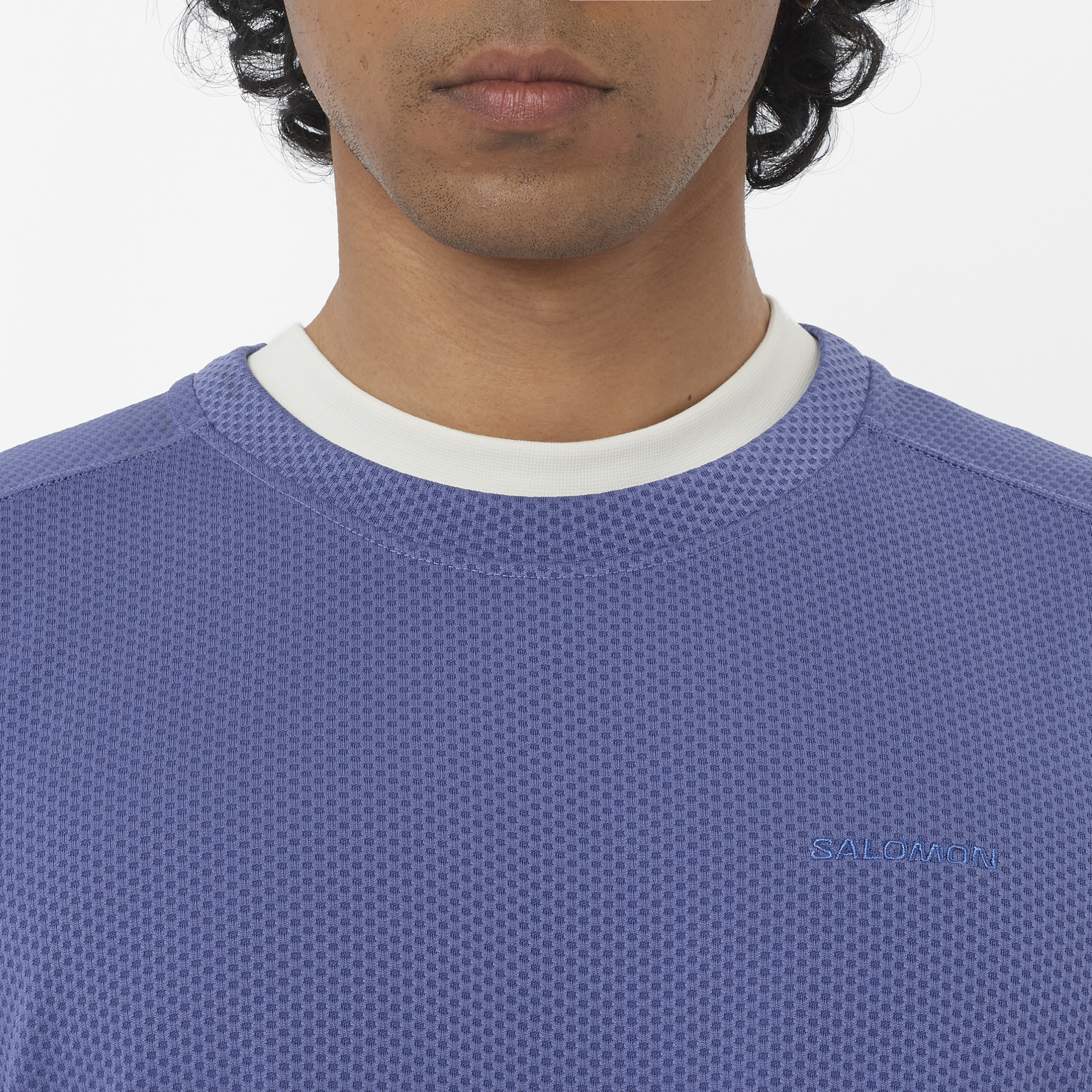 Salomon Sports Motomesh crewneck apparel in marlin color, showcasing lightweight, breathable fabric designed for hiking and outdoor activities.